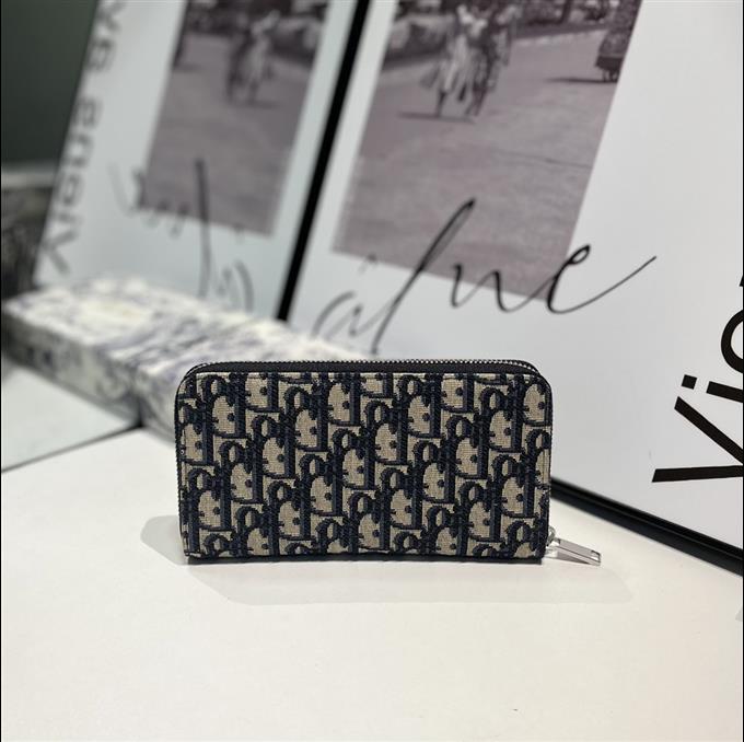 2025228Y 220P182144230